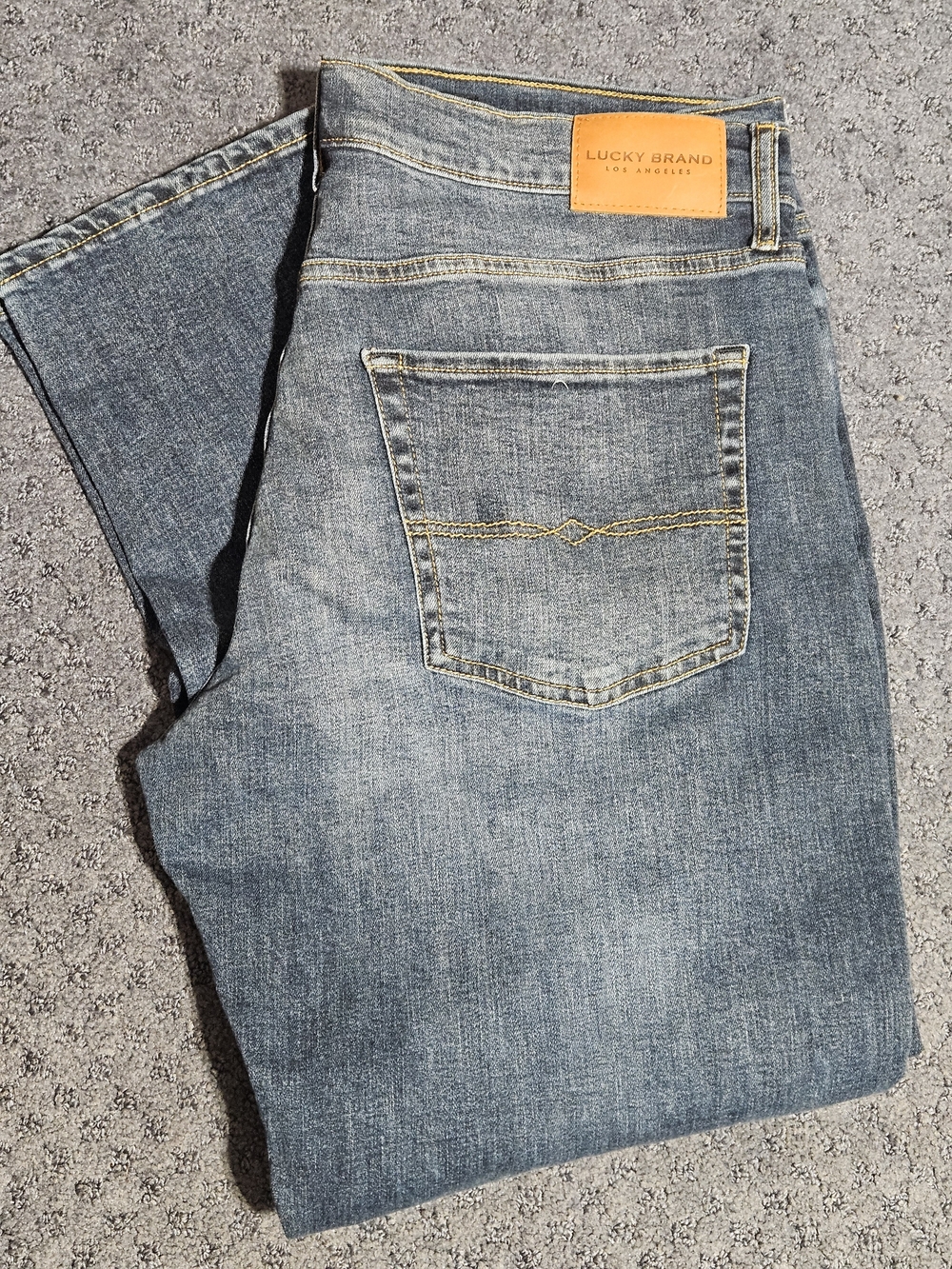 Lucky Brand Men's 36x30 Straight Fit 221